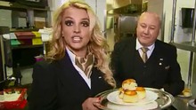 Britney Spears變身服務員