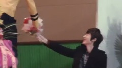 首爾藝術高中畢業典禮 燦烈給世勛獻花