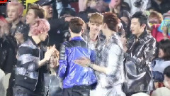 牛燦擁抱 & 十指緊握