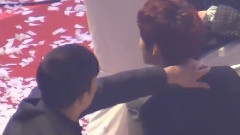 強仁哥哥幫SUHO弄身上彩帶