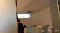 白賢打不開門,害羞揉頭