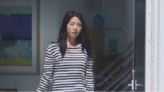 咬著下唇